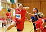 Handballspielerin im Sprung zum Ballwurf